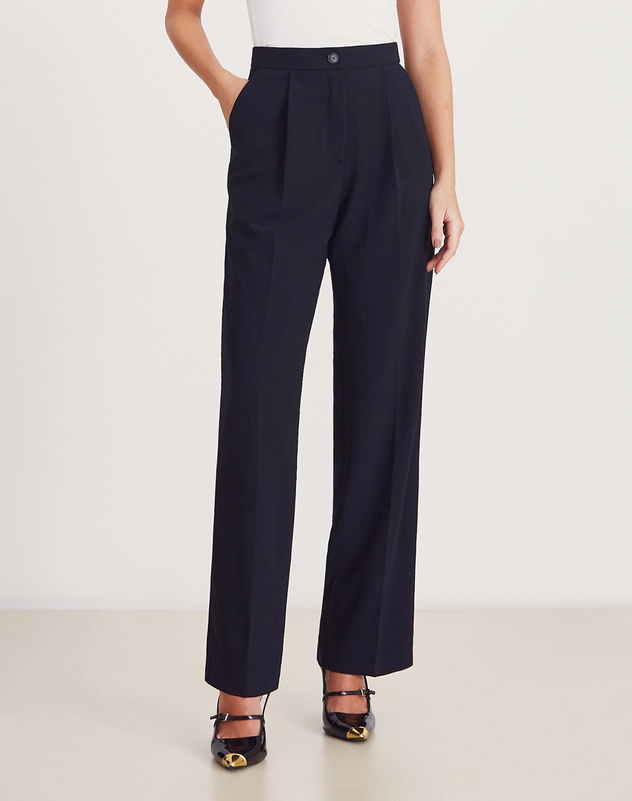 A Calça Jennifer é confeccionada em Crepe Armani, tecido sofisticado ao toque, com textura levemente granulada e caimento fluido.