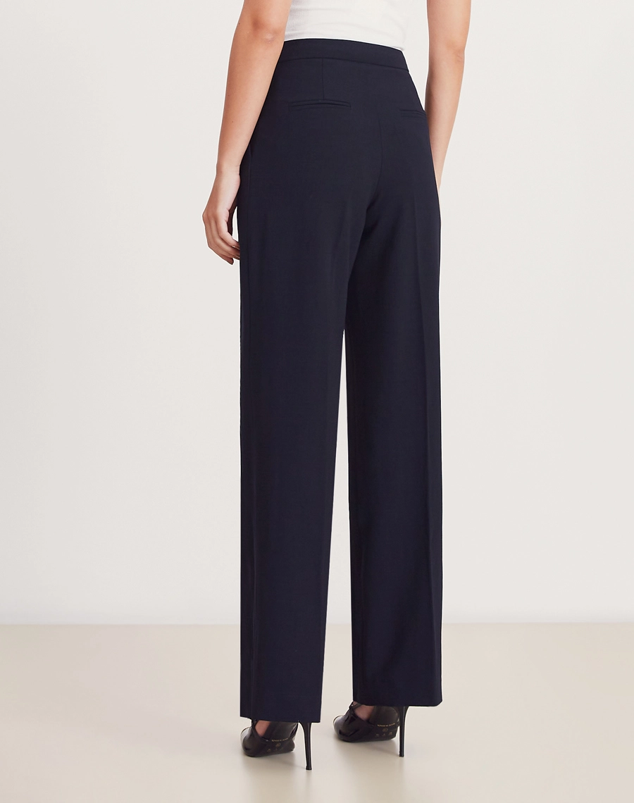 A Calça Jennifer é confeccionada em Crepe Armani, tecido sofisticado ao toque, com textura levemente granulada e caimento fluido.