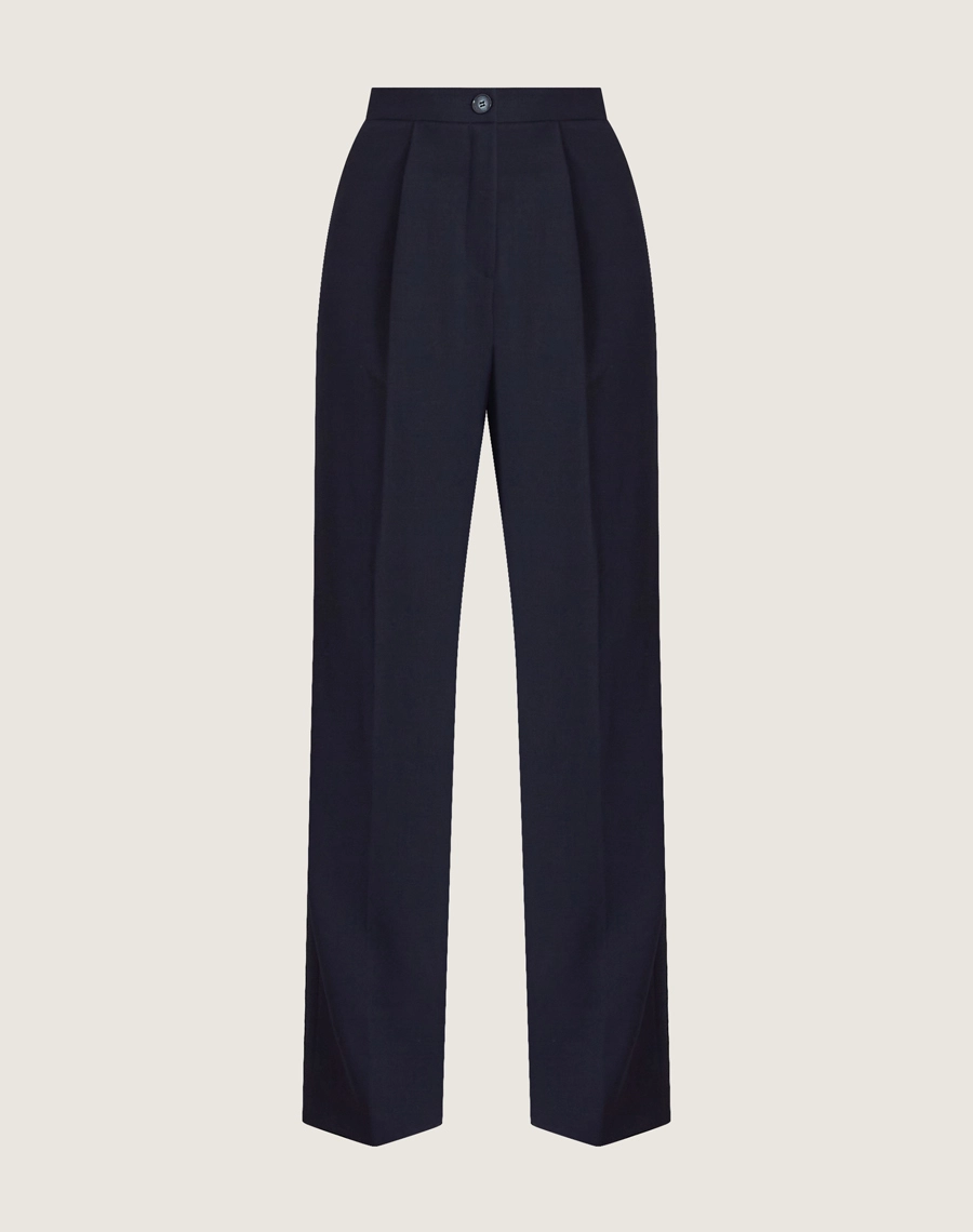 A Calça Jennifer é confeccionada em Crepe Armani, tecido sofisticado ao toque, com textura levemente granulada e caimento fluido.