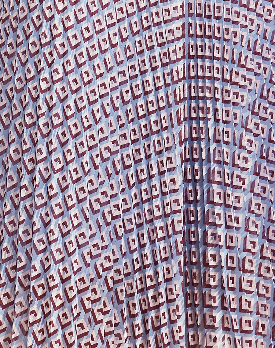 A Saia Plissada Eli é confeccionado em Chiffon Maquinetado, tecido leve, fluido e translúcido, com textura sutil em relevo criada pelo processo de maquineta, que acrescenta sofisticação e profundidade ao visual.