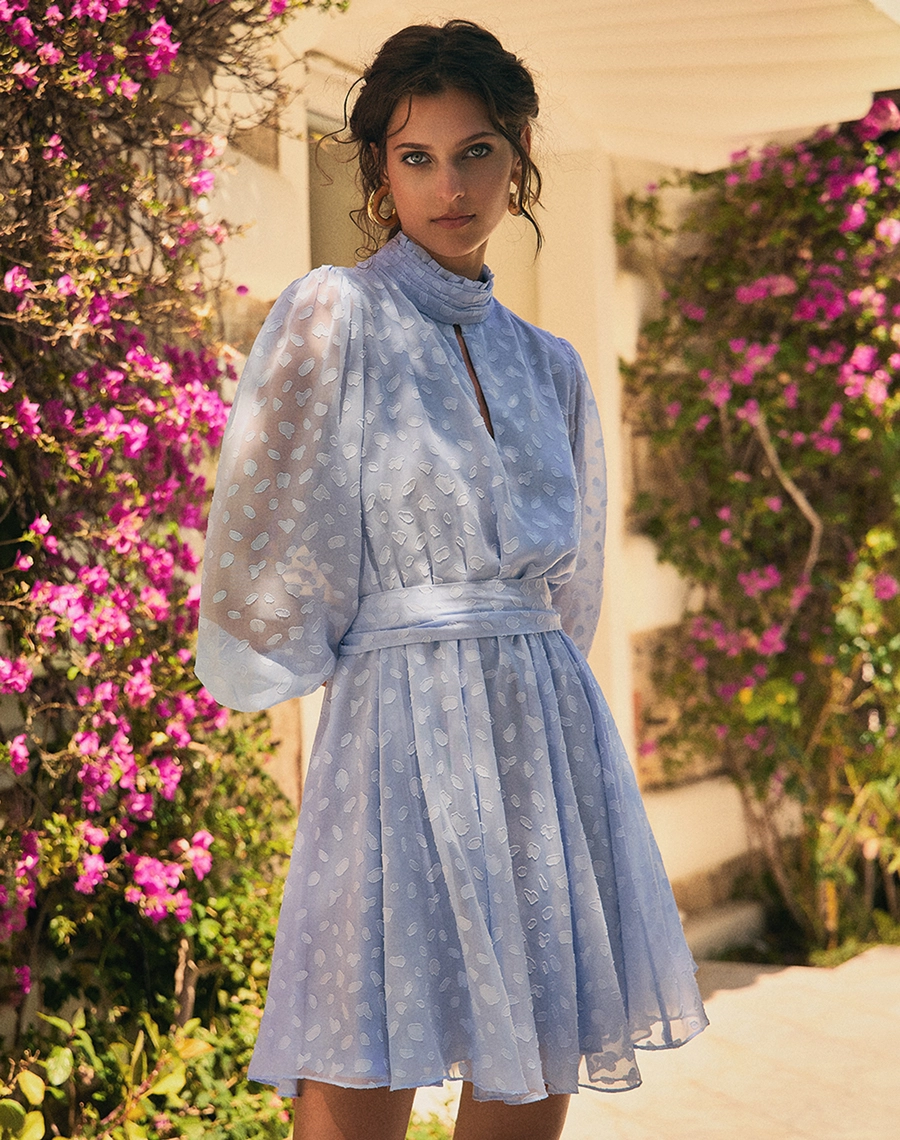O Vestido Curto Meny é confeccionado em 
Jacquard, tecido leve e delicado, com textura em relevo que cria um desenho sutil e sofisticado.