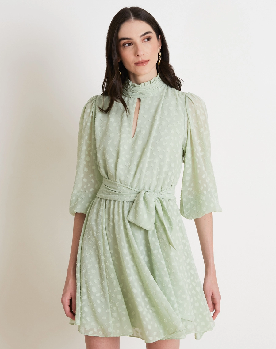 O Vestido Curto Meny é confeccionado em 
Jacquard, tecido leve e delicado, com textura em relevo que cria um desenho sutil e sofisticado.