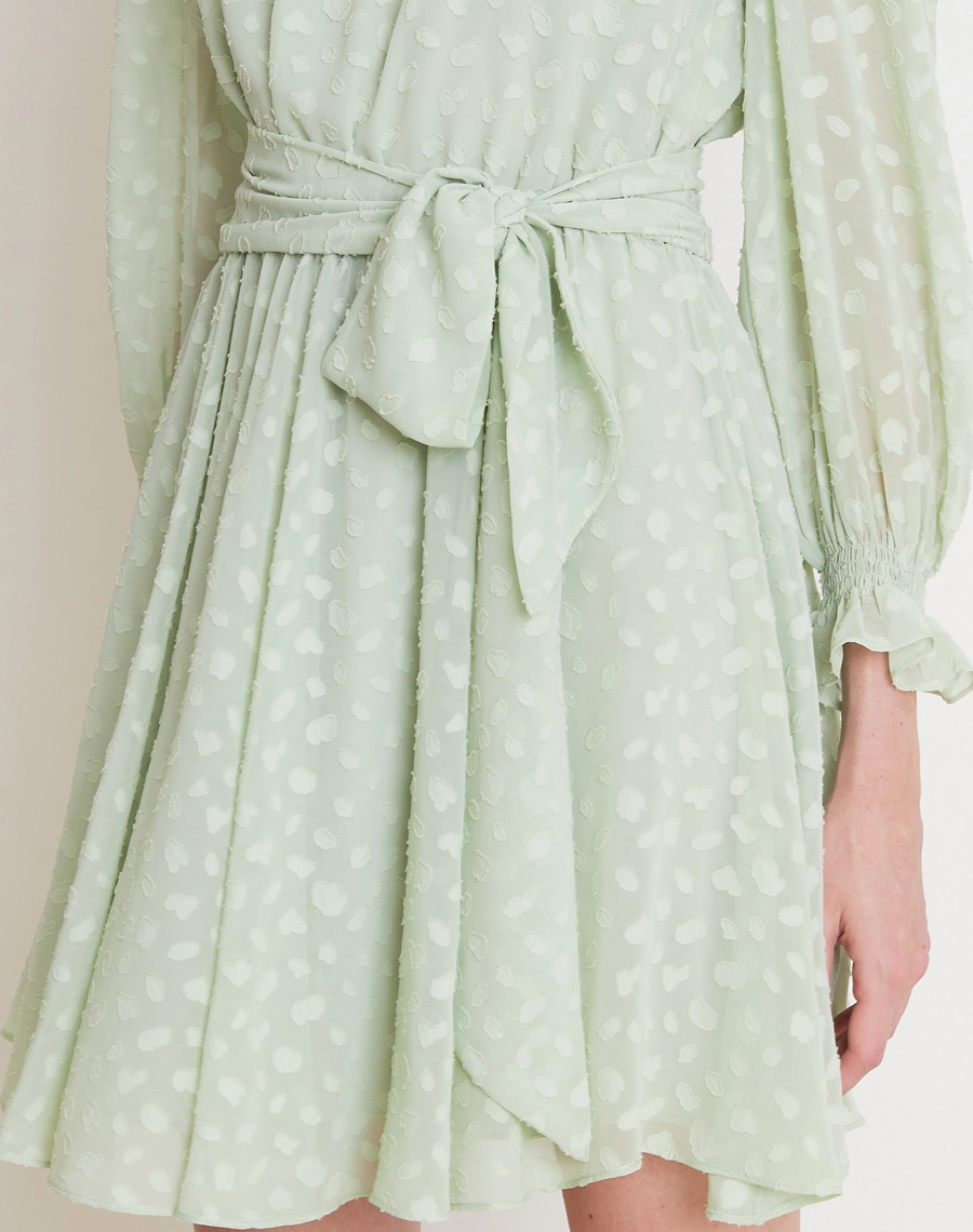 O Vestido Curto Meny é confeccionado em 
Jacquard, tecido leve e delicado, com textura em relevo que cria um desenho sutil e sofisticado.
