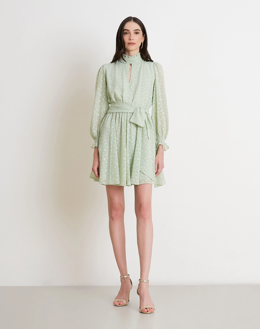 O Vestido Curto Meny é confeccionado em 
Jacquard, tecido leve e delicado, com textura em relevo que cria um desenho sutil e sofisticado.