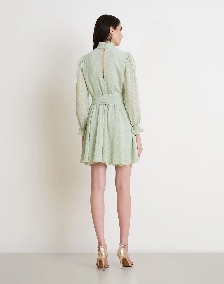 O Vestido Curto Meny é confeccionado em 
Jacquard, tecido leve e delicado, com textura em relevo que cria um desenho sutil e sofisticado.