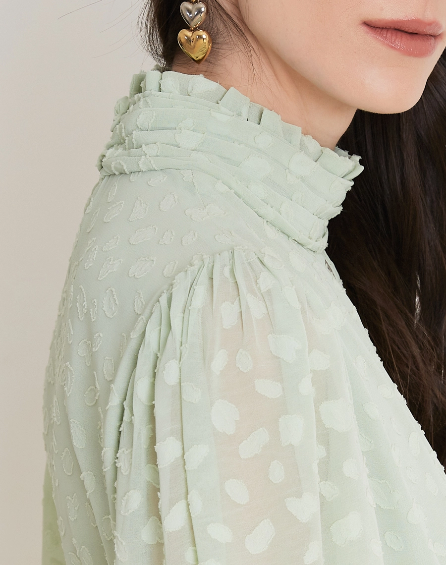 O Vestido Curto Meny é confeccionado em 
Jacquard, tecido leve e delicado, com textura em relevo que cria um desenho sutil e sofisticado.