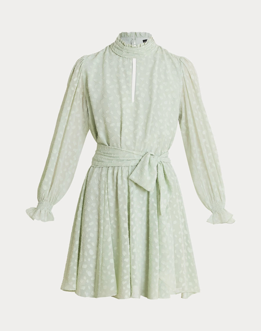 O Vestido Curto Meny é confeccionado em 
Jacquard, tecido leve e delicado, com textura em relevo que cria um desenho sutil e sofisticado.
