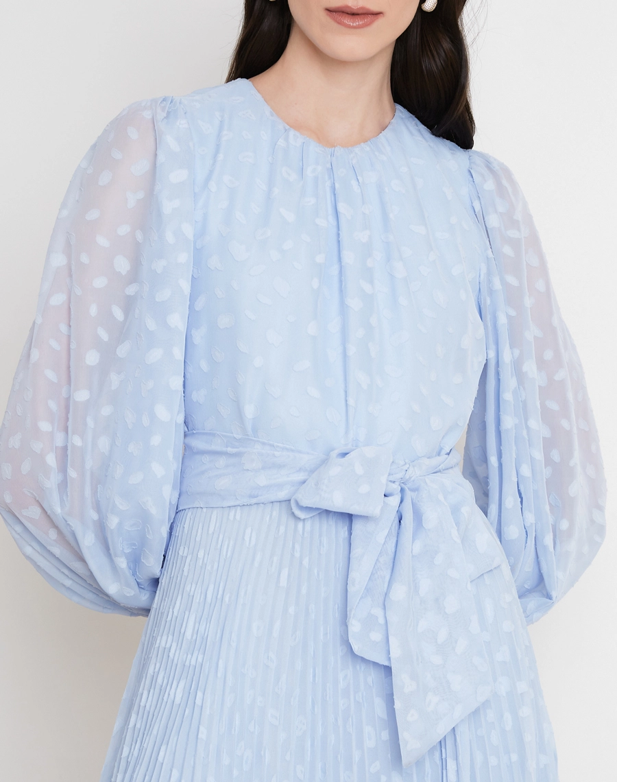 O Vestido Longo Meny é confeccionado em Jacquard, tecido de textura sofisticada, leve e com excelente caimento.