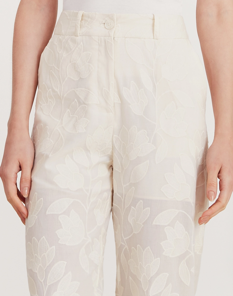 A Calça Camilla é confeccionada em tecido em cambraia bordada, de base leve e respirável, ideal para os dias mais quentes.