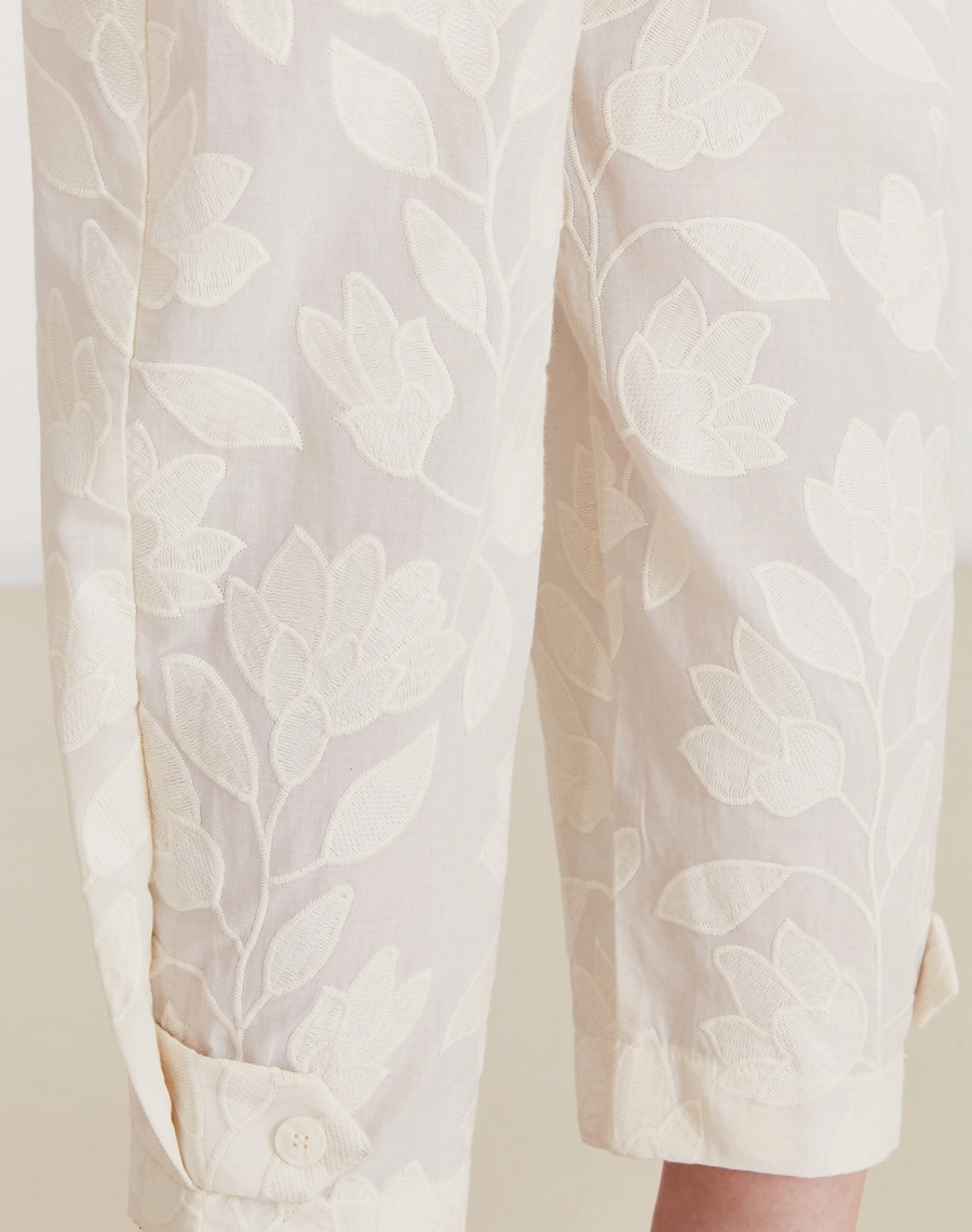 A Calça Camilla é confeccionada em tecido em cambraia bordada, de base leve e respirável, ideal para os dias mais quentes.