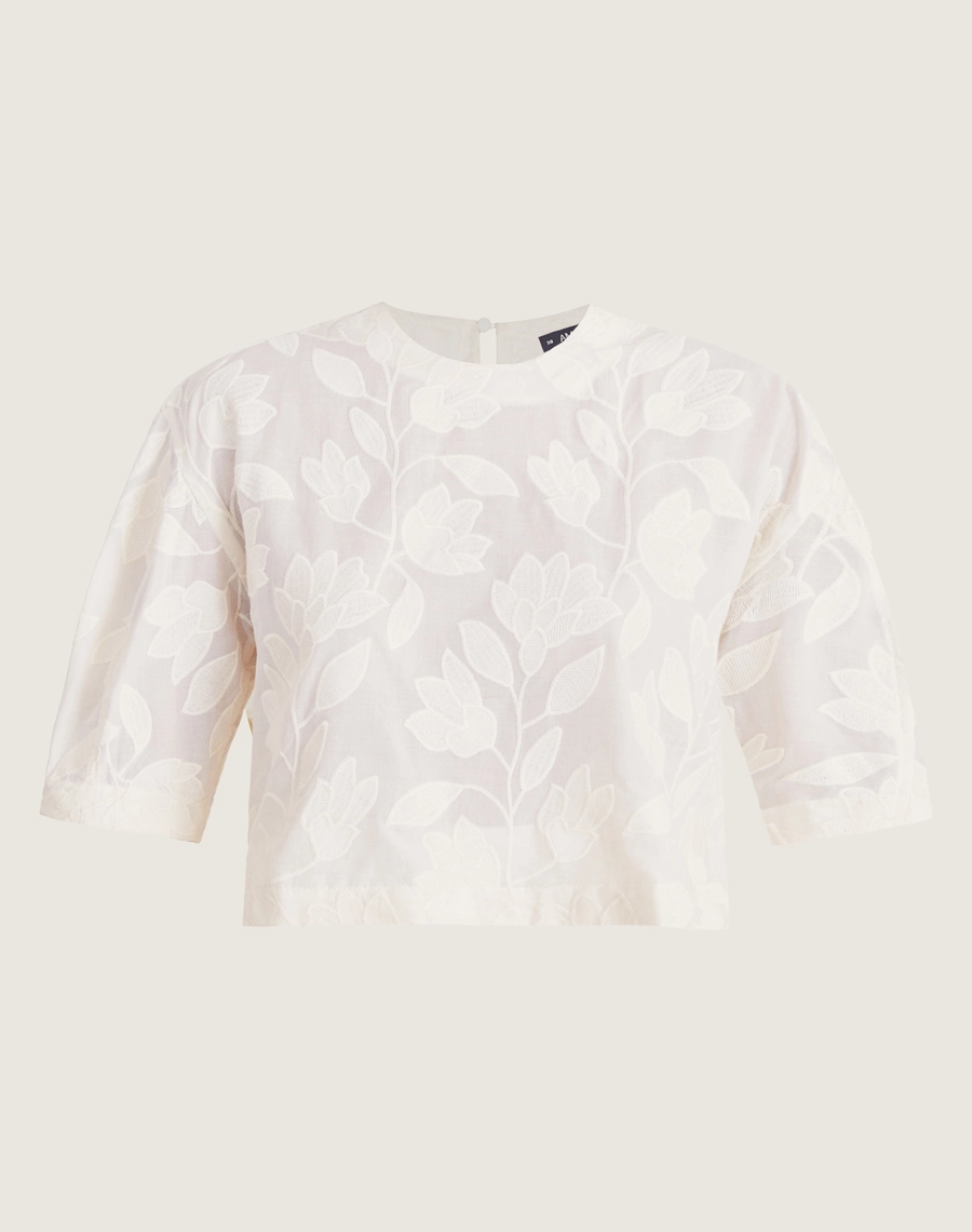 A Blusa Camilla é confeccionada em cambraia bordada, um tecido leve, macio e respirável, ideal para os dias mais quentes.