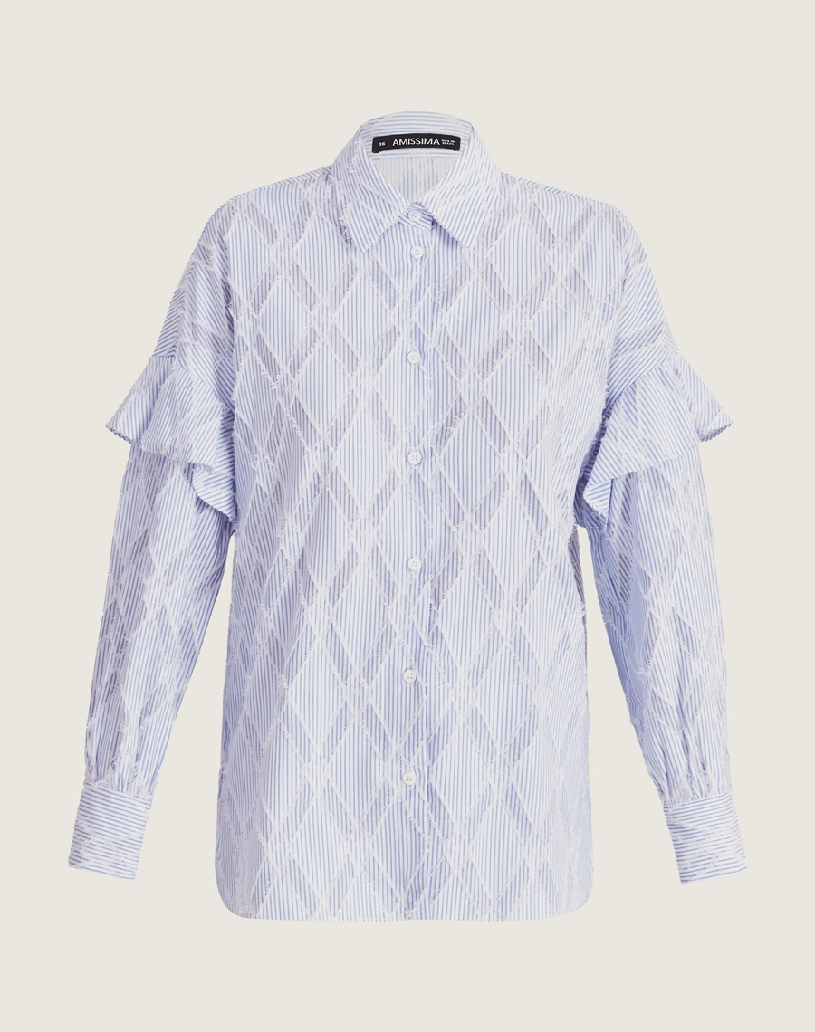 Camisa Jenni confeccionada em cambraia, tecido maquinetado com padrão geométrico em relevo e acabamento desfiado, que confere textura e
toque artesanal à peça.