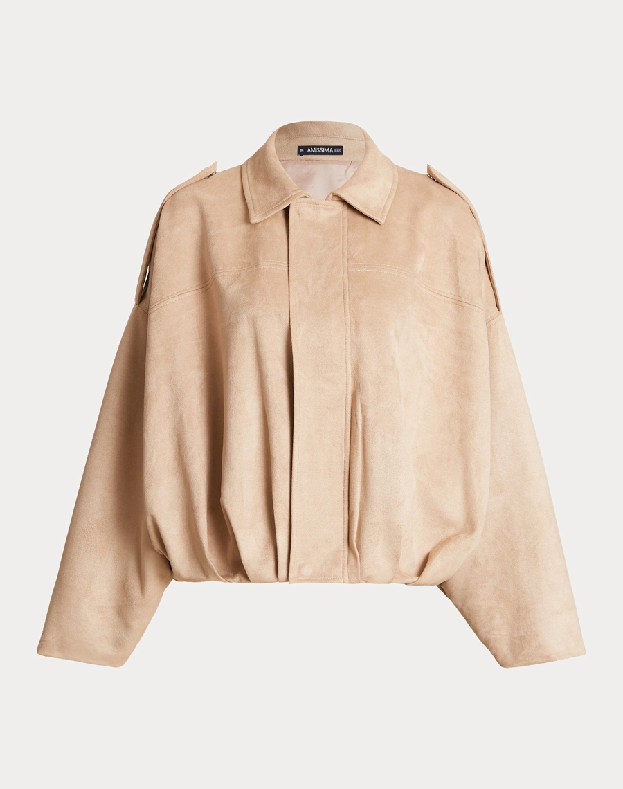 A Jaqueta Elora é confeccionado em Suede, tecido com toque aveludado e macio, que lembra a camurça, trazendo sofisticação e conforto à peça.