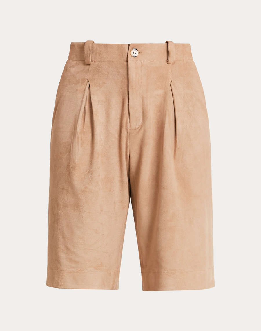 A Bermuda Elora é confeccionada em suede, um tecido conhecido pelo toque macio e acabamento levemente aveludado que remete à camurça.