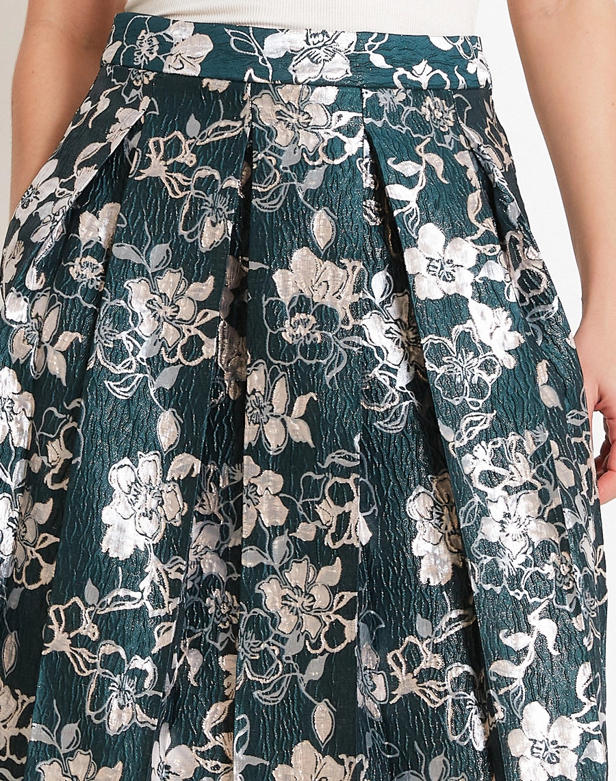 A Saia Midi Rayane confeccionada em Jacquard, tecido de alta qualidade com padronagem floral elegante, trabalhada diretamente na trama, proporcionando um visual sofisticado e diferenciado.