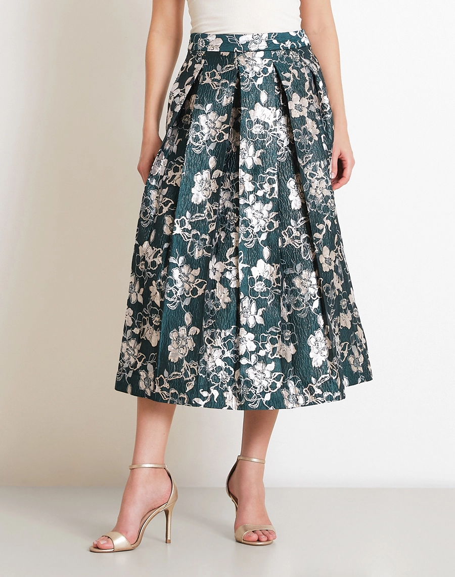 A Saia Midi Rayane confeccionada em Jacquard, tecido de alta qualidade com padronagem floral elegante, trabalhada diretamente na trama, proporcionando um visual sofisticado e diferenciado.