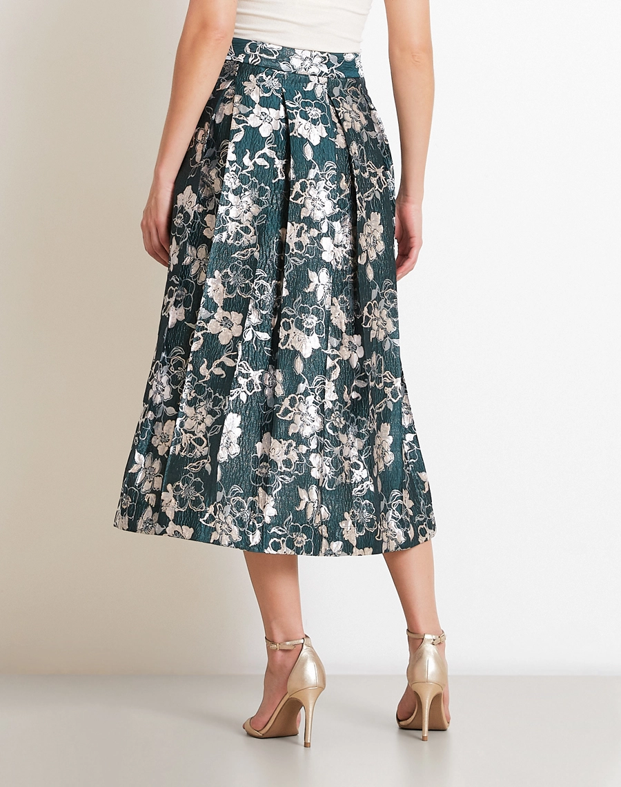 A Saia Midi Rayane confeccionada em Jacquard, tecido de alta qualidade com padronagem floral elegante, trabalhada diretamente na trama, proporcionando um visual sofisticado e diferenciado.