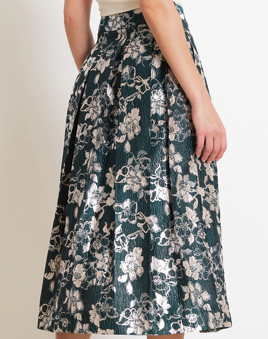 A Saia Midi Rayane confeccionada em Jacquard, tecido de alta qualidade com padronagem floral elegante, trabalhada diretamente na trama, proporcionando um visual sofisticado e diferenciado.