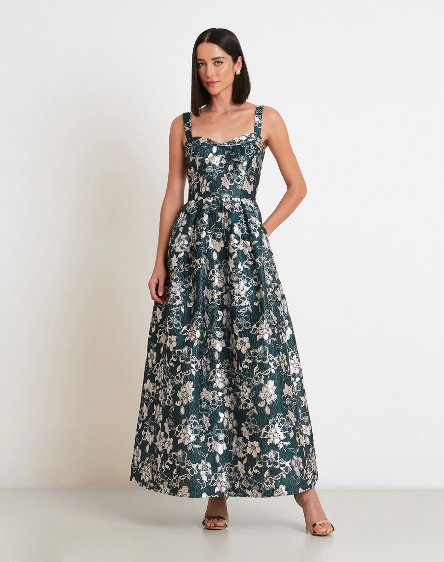 O Vestido Longo Rayane é confeccionado em Jacquard, conhecido pela sua textura sofisticada e desenhos trabalhados no próprio tecido, que trazem elegância e um acabamento mais encorpado à peça.