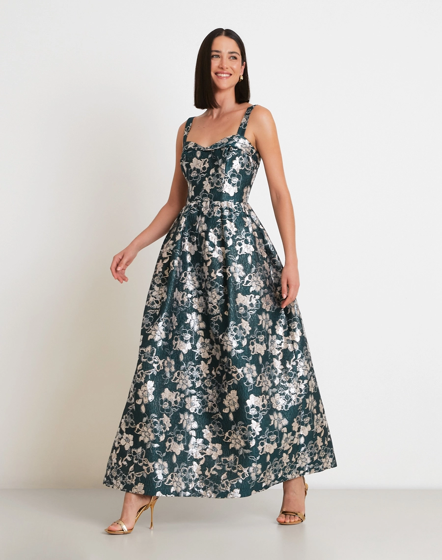 O Vestido Longo Rayane é confeccionado em Jacquard, conhecido pela sua textura sofisticada e desenhos trabalhados no próprio tecido, que trazem elegância e um acabamento mais encorpado à peça.