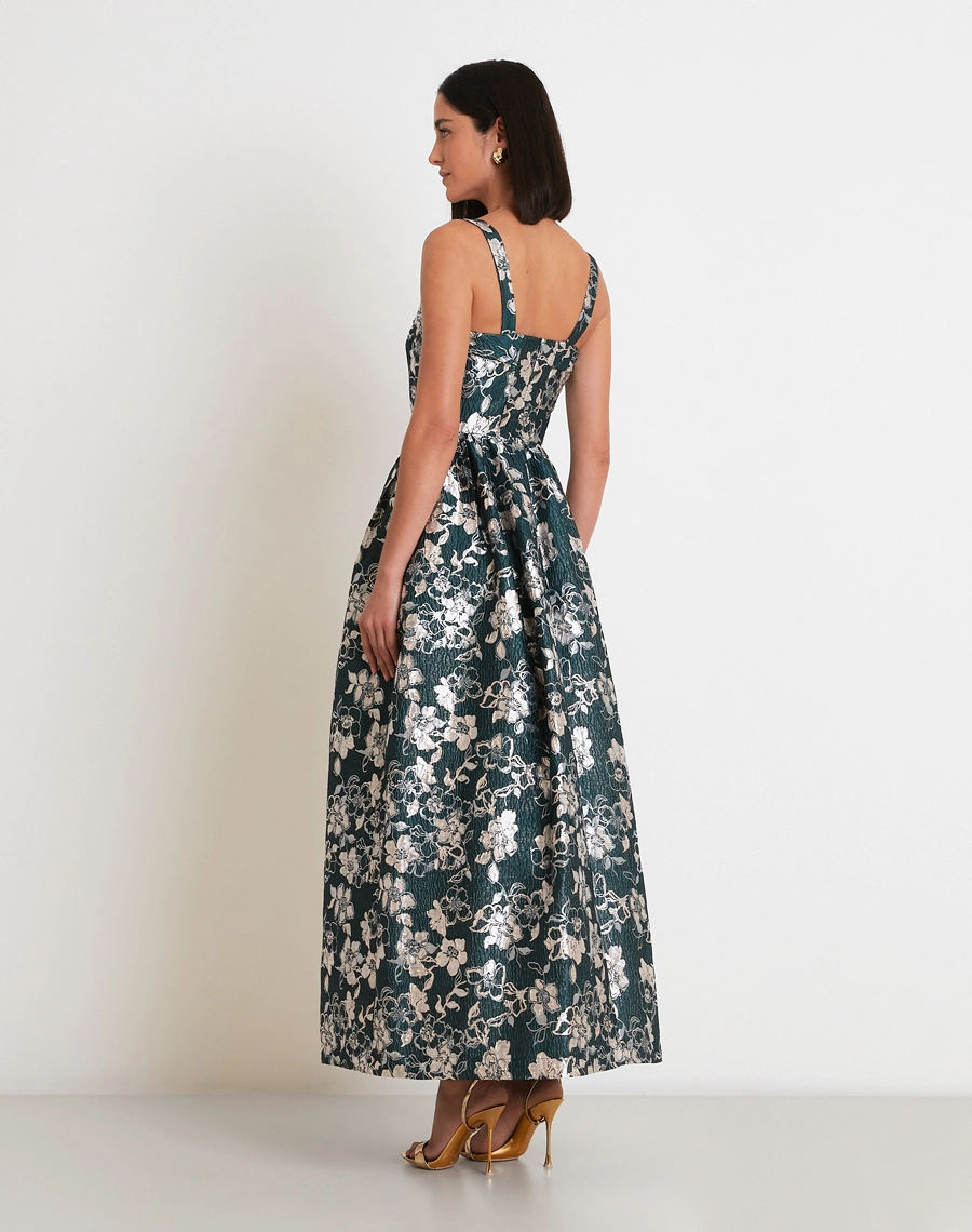 O Vestido Longo Rayane é confeccionado em Jacquard, conhecido pela sua textura sofisticada e desenhos trabalhados no próprio tecido, que trazem elegância e um acabamento mais encorpado à peça.