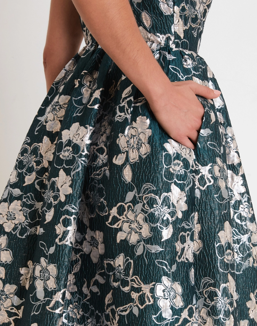 O Vestido Longo Rayane é confeccionado em Jacquard, conhecido pela sua textura sofisticada e desenhos trabalhados no próprio tecido, que trazem elegância e um acabamento mais encorpado à peça.