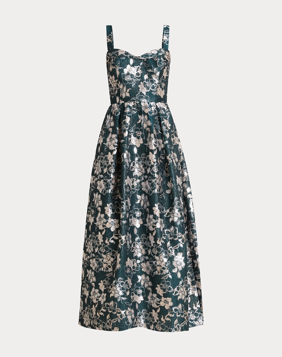 O Vestido Longo Rayane é confeccionado em Jacquard, conhecido pela sua textura sofisticada e desenhos trabalhados no próprio tecido, que trazem elegância e um acabamento mais encorpado à peça.