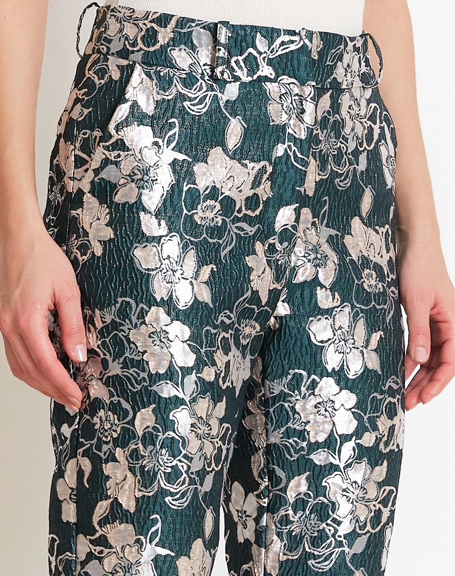 A Calça Rayane é confeccionada em Jacquard de alta qualidade, com padronagem floral sofisticada diretamente na trama, garantindo um visual elegante e diferenciado.