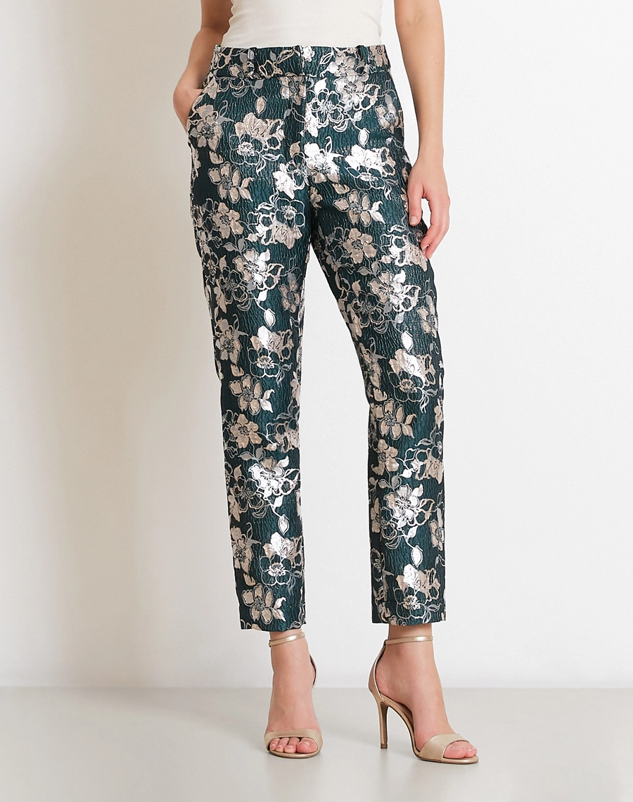 A Calça Rayane é confeccionada em Jacquard de alta qualidade, com padronagem floral sofisticada diretamente na trama, garantindo um visual elegante e diferenciado.