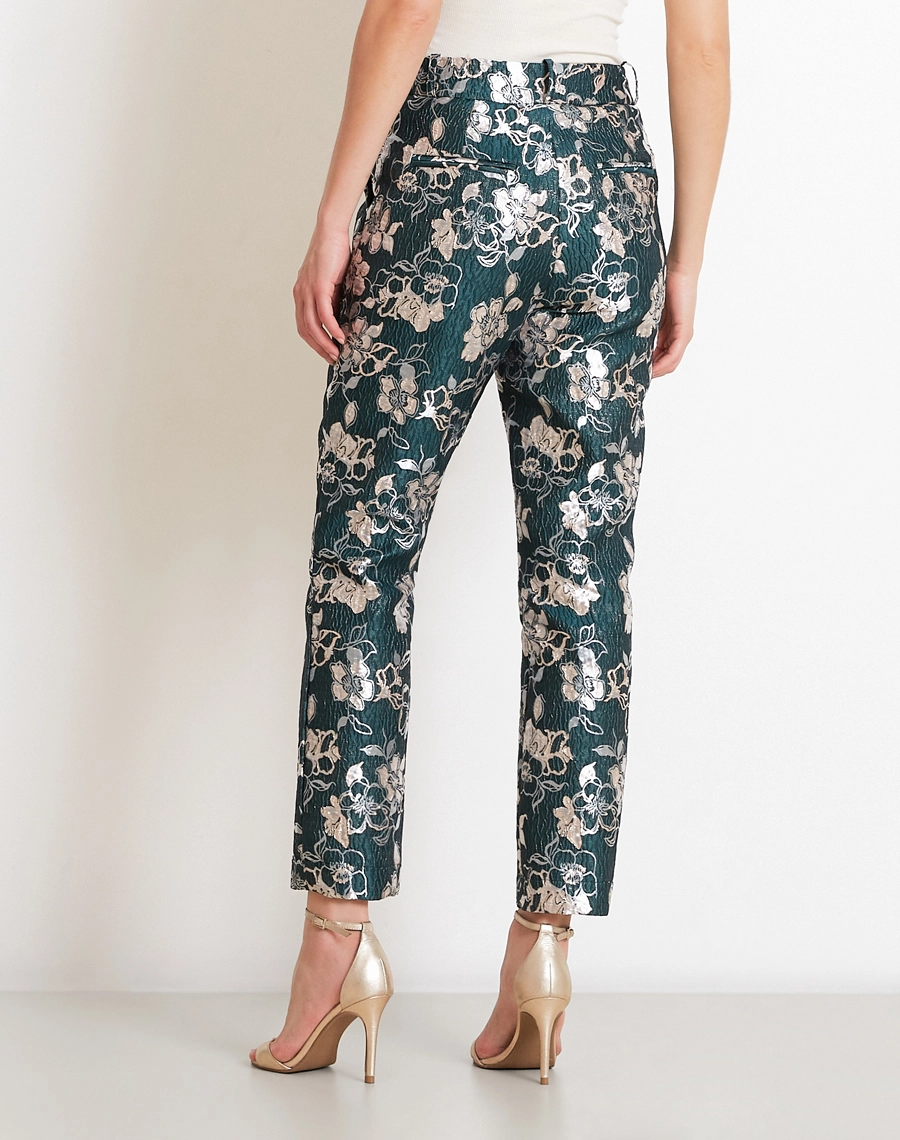 A Calça Rayane é confeccionada em Jacquard de alta qualidade, com padronagem floral sofisticada diretamente na trama, garantindo um visual elegante e diferenciado.