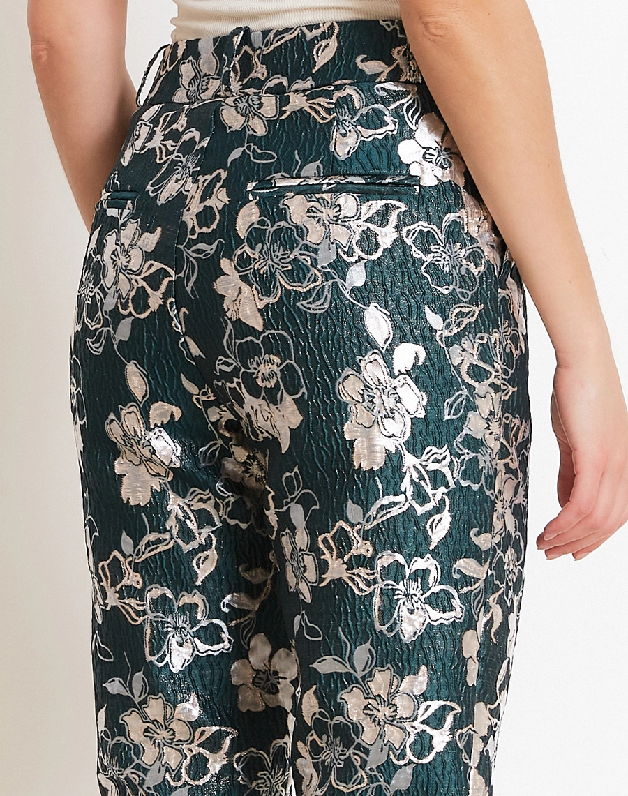 A Calça Rayane é confeccionada em Jacquard de alta qualidade, com padronagem floral sofisticada diretamente na trama, garantindo um visual elegante e diferenciado.