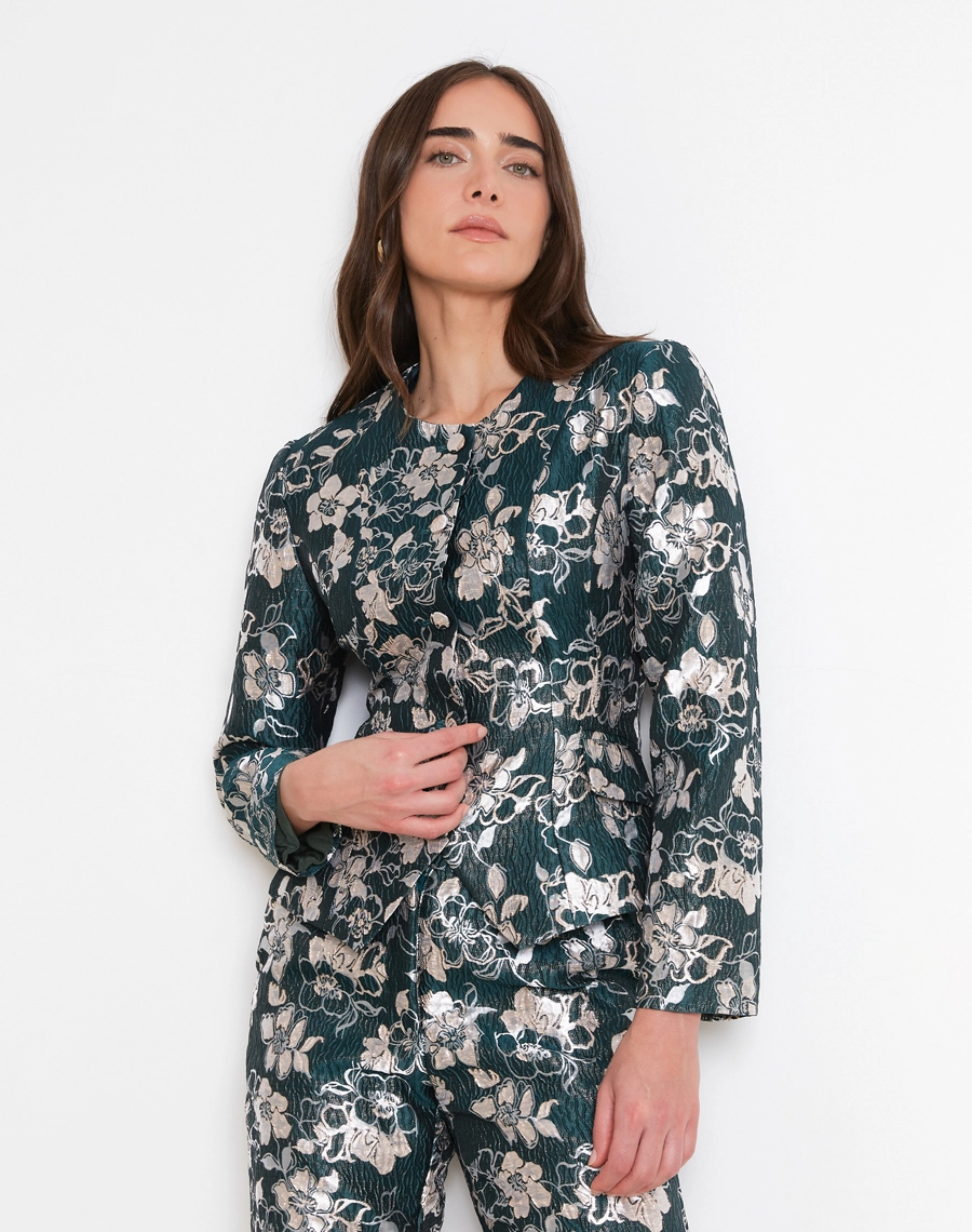 O Blazer Rayane é confeccionado em Jacquard, teicdo de alta qualidade com padronagem floral sofisticada, trabalhada diretamente na trama, trazendo um visual elegante e diferenciado.