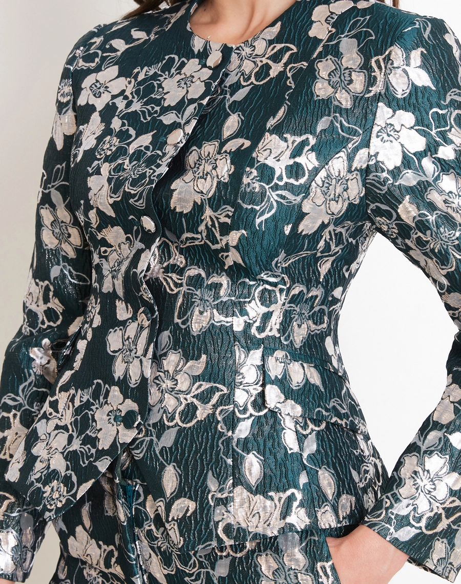O Blazer Rayane é confeccionado em Jacquard, teicdo de alta qualidade com padronagem floral sofisticada, trabalhada diretamente na trama, trazendo um visual elegante e diferenciado.