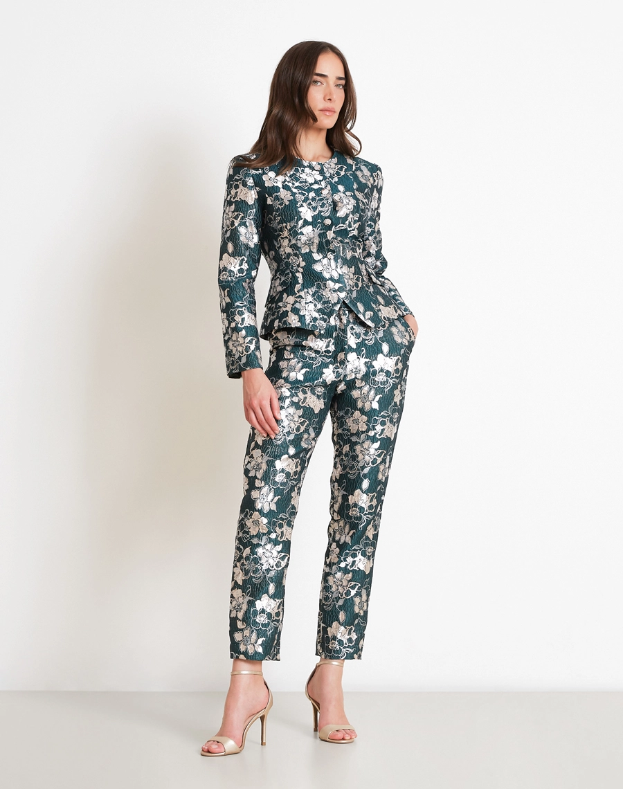 O Blazer Rayane é confeccionado em Jacquard, teicdo de alta qualidade com padronagem floral sofisticada, trabalhada diretamente na trama, trazendo um visual elegante e diferenciado.