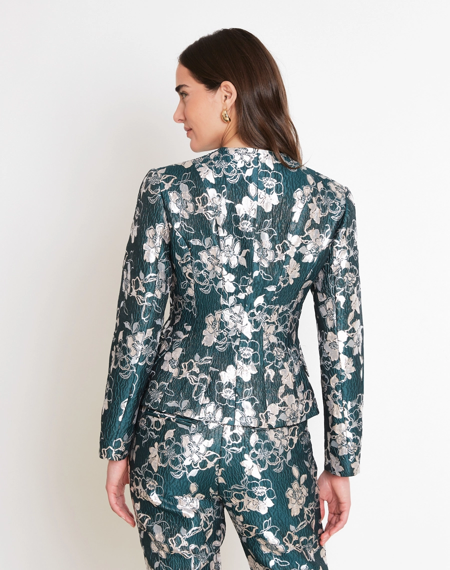 O Blazer Rayane é confeccionado em Jacquard, teicdo de alta qualidade com padronagem floral sofisticada, trabalhada diretamente na trama, trazendo um visual elegante e diferenciado.