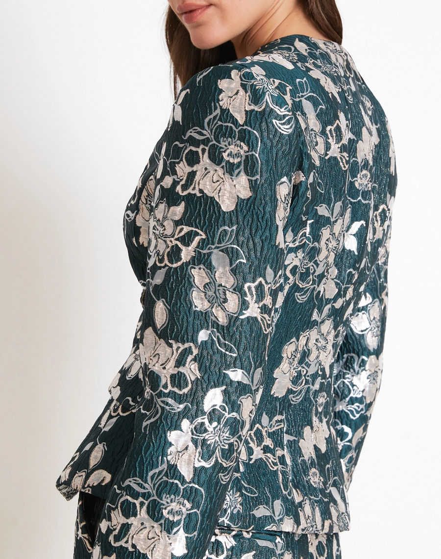 O Blazer Rayane é confeccionado em Jacquard, teicdo de alta qualidade com padronagem floral sofisticada, trabalhada diretamente na trama, trazendo um visual elegante e diferenciado.
