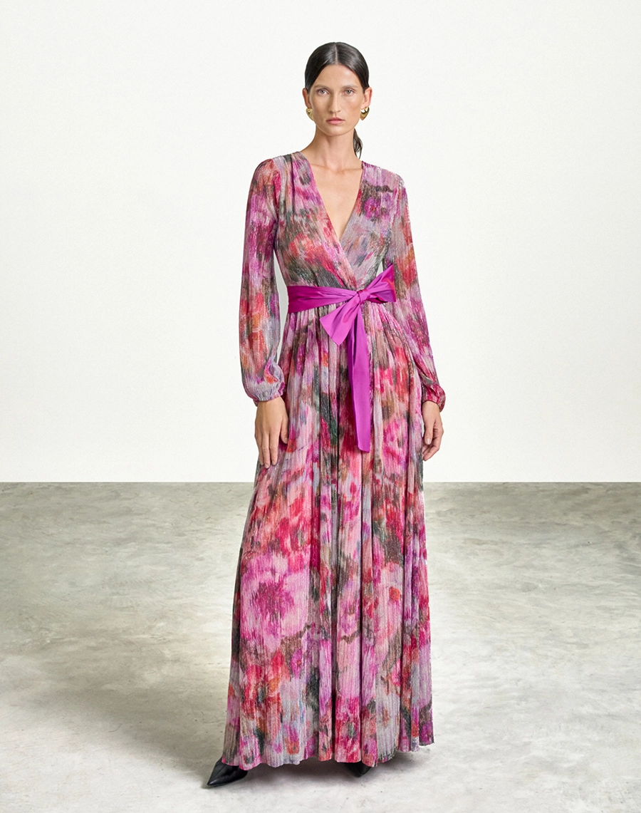 O Vestido Longo Martha é confeccionado em tecido de malha plissada estampada e com detalhes em lurex, tecido leve, fluida e com excelente elasticidade, proporcionando conforto e caimento impecável ao vestir.