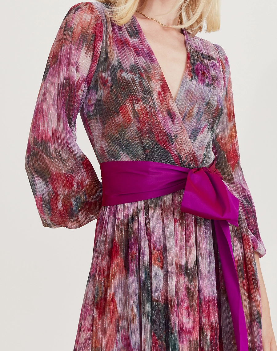 O Vestido Longo Martha é confeccionado em tecido de malha plissada estampada e com detalhes em lurex, tecido leve, fluida e com excelente elasticidade, proporcionando conforto e caimento impecável ao vestir.