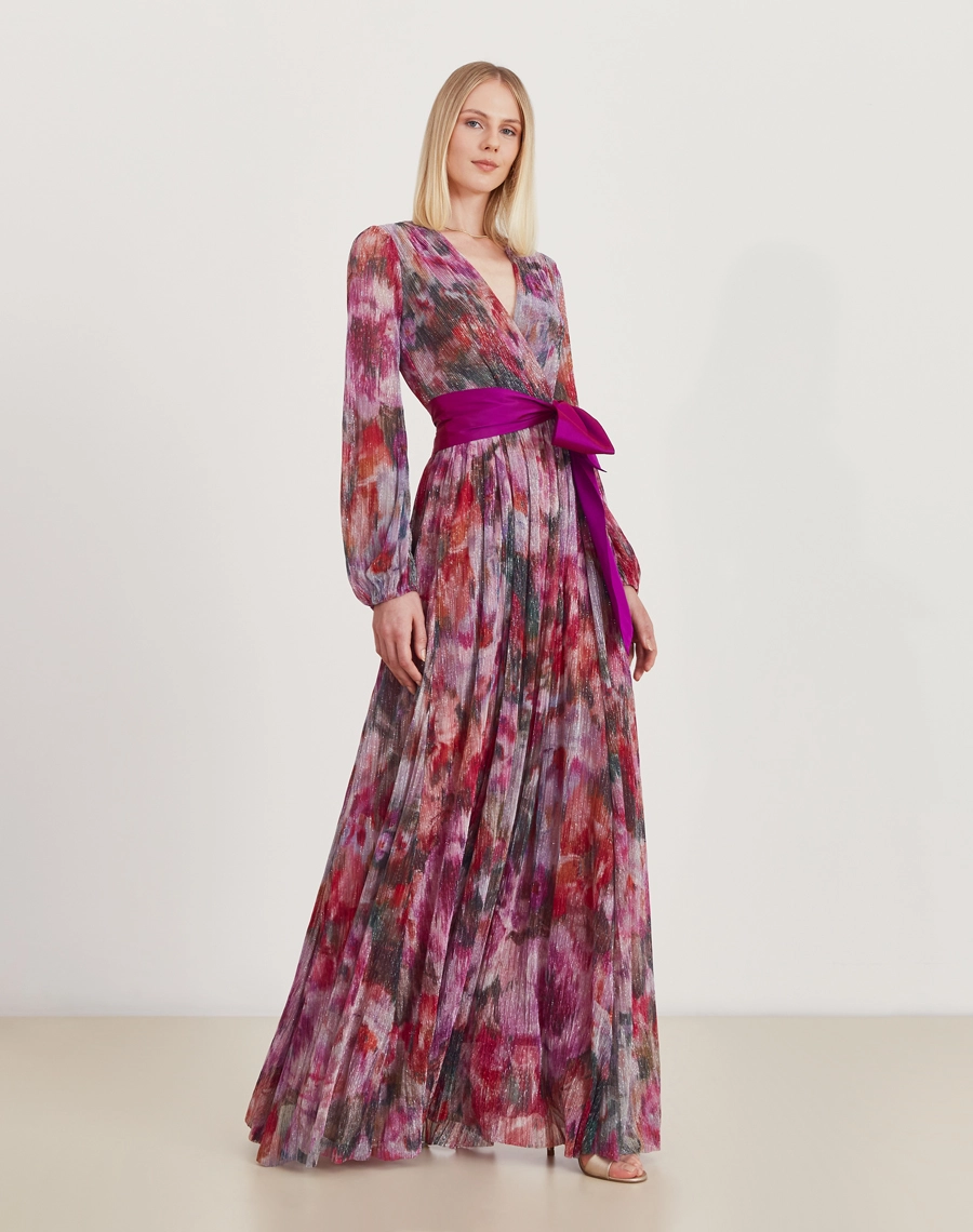 O Vestido Longo Martha é confeccionado em tecido de malha plissada estampada e com detalhes em lurex, tecido leve, fluida e com excelente elasticidade, proporcionando conforto e caimento impecável ao vestir.