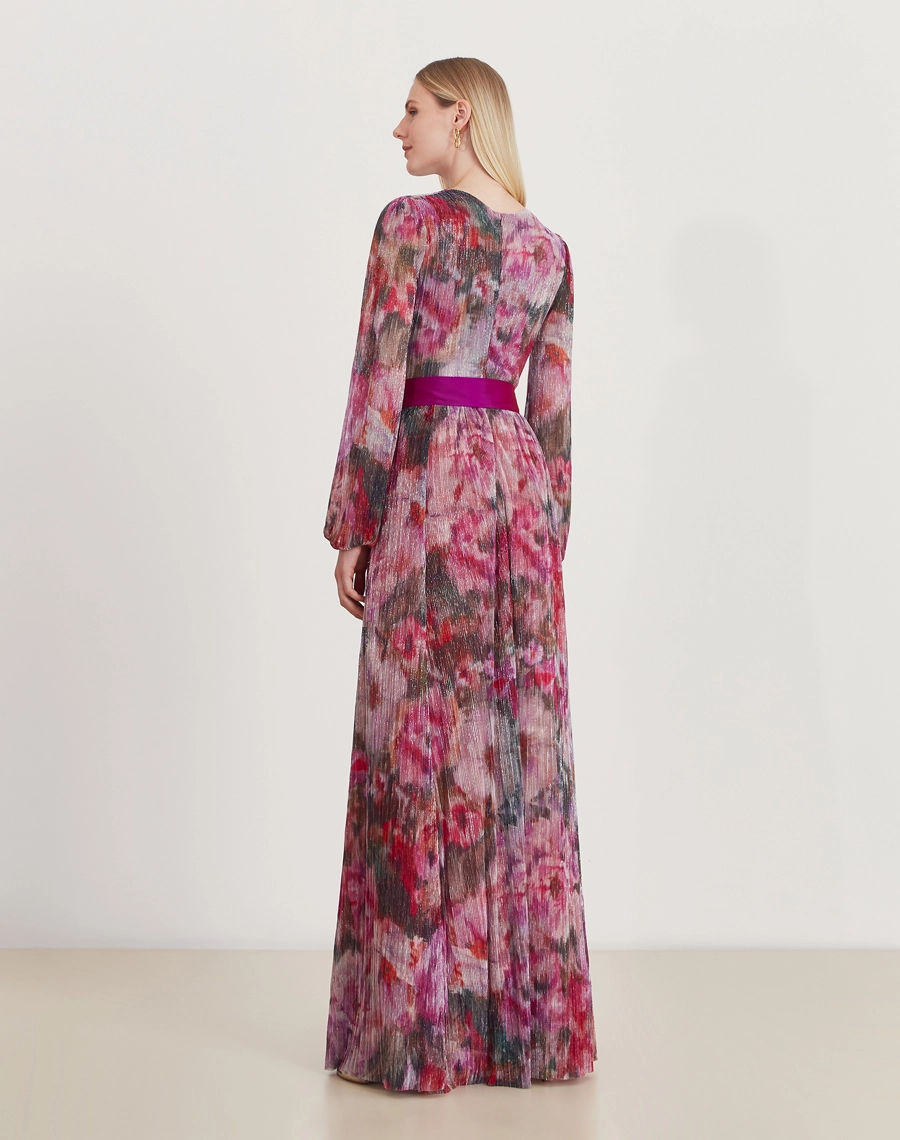 O Vestido Longo Martha é confeccionado em tecido de malha plissada estampada e com detalhes em lurex, tecido leve, fluida e com excelente elasticidade, proporcionando conforto e caimento impecável ao vestir.