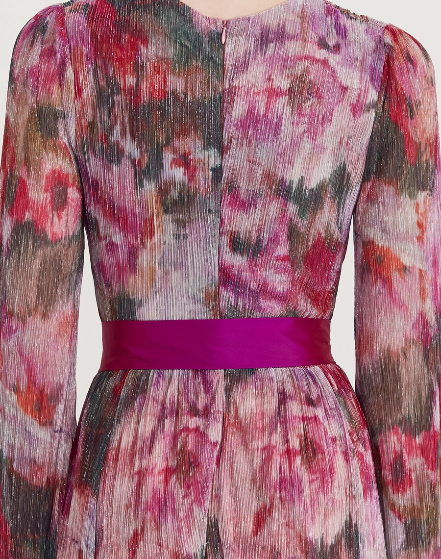 O Vestido Longo Martha é confeccionado em tecido de malha plissada estampada e com detalhes em lurex, tecido leve, fluida e com excelente elasticidade, proporcionando conforto e caimento impecável ao vestir.