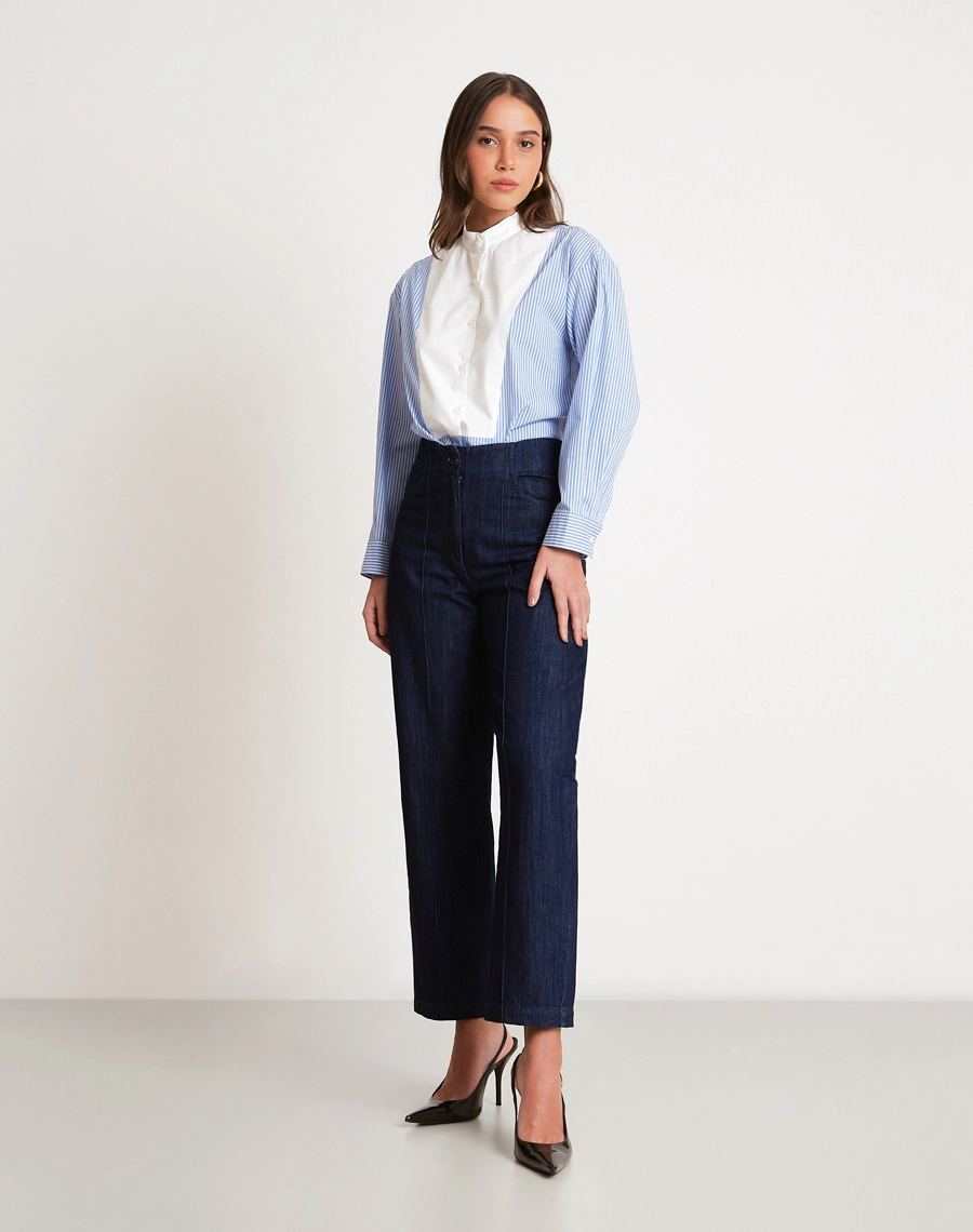 A Camisa Eudora é confeccionada em alfaiataria, tecido que proporciona elegância e sofisticação, mantendo conforto e excelente acabamento, ideal para produções refinadas e modernas.