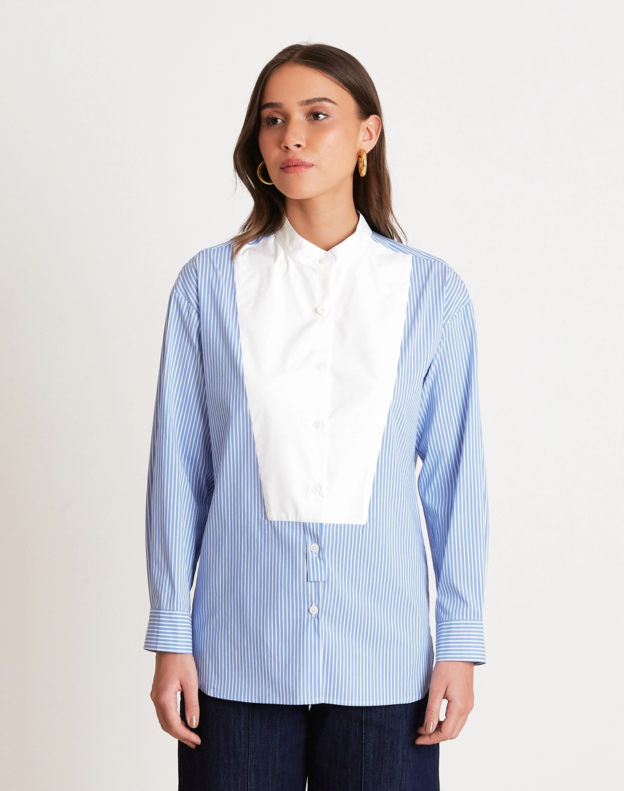 A Camisa Eudora é confeccionada em alfaiataria, tecido que proporciona elegância e sofisticação, mantendo conforto e excelente acabamento, ideal para produções refinadas e modernas.