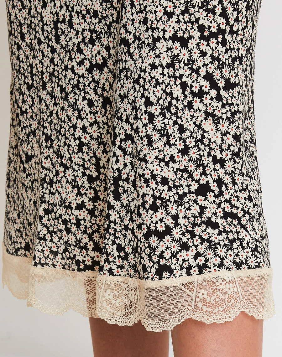 A Saia Midi Elliana é confeccionada em crepinho estampado, tecido leve e fluido, ideal para um visual elegante e feminino. <br/>
