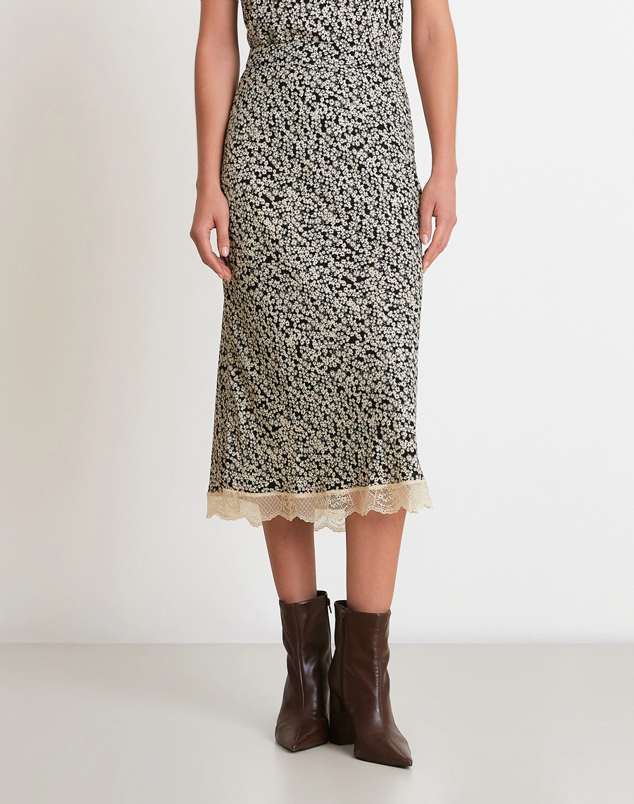 A Saia Midi Elliana é confeccionada em crepinho estampado, tecido leve e fluido, ideal para um visual elegante e feminino. <br/>
