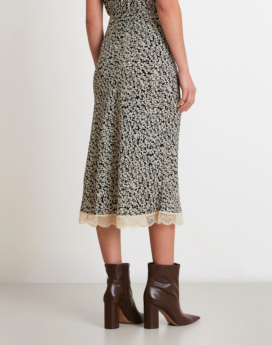 A Saia Midi Elliana é confeccionada em crepinho estampado, tecido leve e fluido, ideal para um visual elegante e feminino. <br/>
