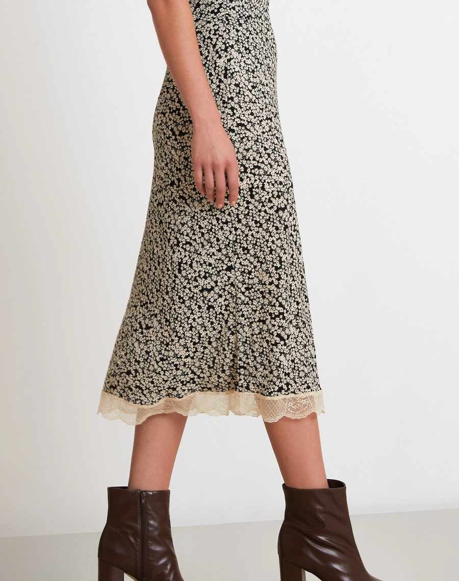 A Saia Midi Elliana é confeccionada em crepinho estampado, tecido leve e fluido, ideal para um visual elegante e feminino. <br/>
