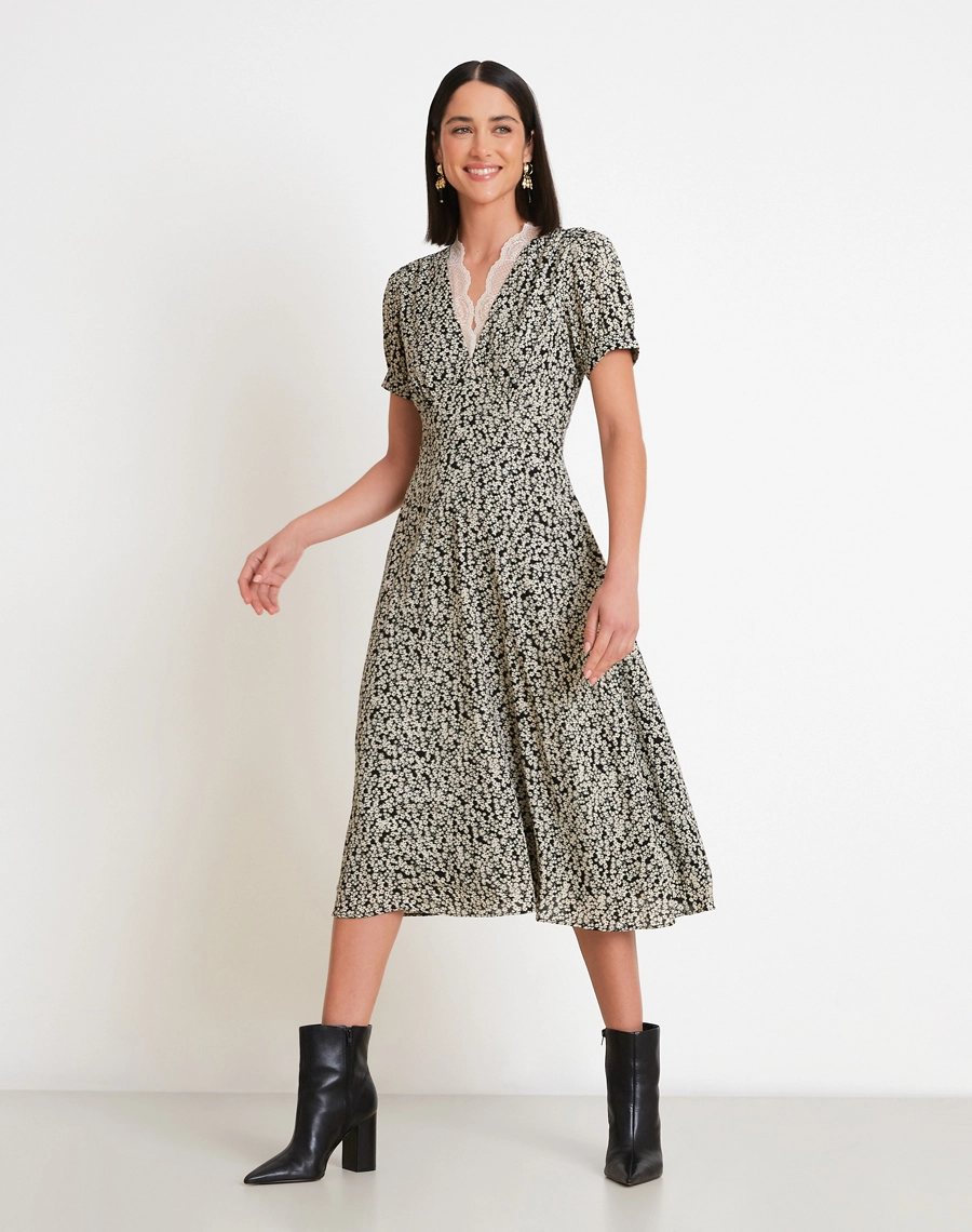 O Vestido Midi Elliana é confeccionado em crepinho estampado, tecido leve, fluido e confortável, ideal para os dias mais quentes da temporada. <br/>