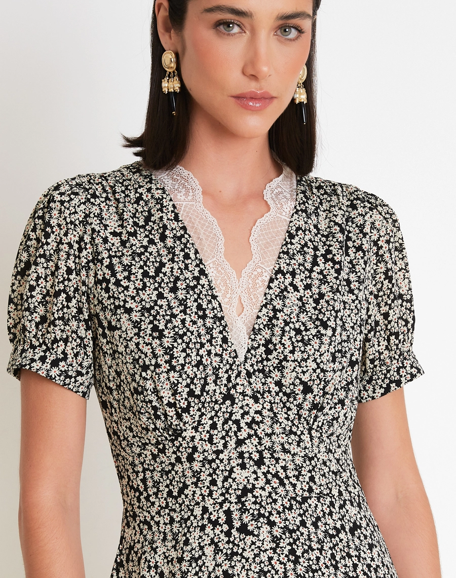 O Vestido Midi Elliana é confeccionado em crepinho estampado, tecido leve, fluido e confortável, ideal para os dias mais quentes da temporada. <br/>