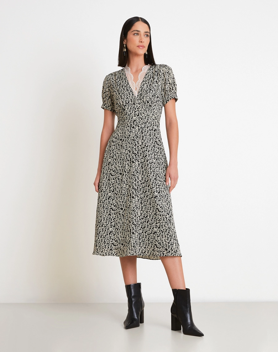 O Vestido Midi Elliana é confeccionado em crepinho estampado, tecido leve, fluido e confortável, ideal para os dias mais quentes da temporada. <br/>